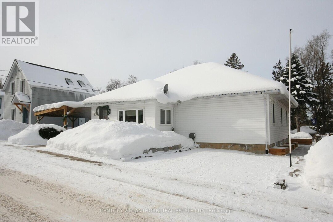 32 Ontario St in Prince Edward, ON - Building Photo