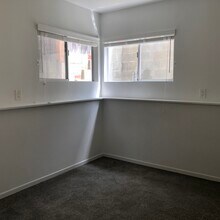 324 Rosecrans Ave in Manhattan Beach, CA - Foto de edificio - Building Photo