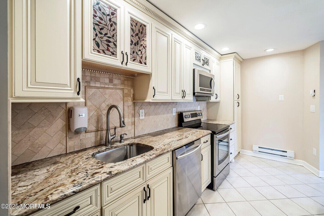 40 Meadow Green Cir in Englishtown, NJ - Building Photo
