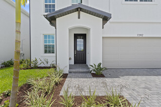 7292 Lenora Ln in Lake Worth, FL - Building Photo - Building Photo