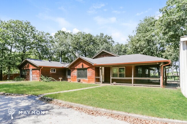 1801 Whispering Oaks St in Burleson, TX - Foto de edificio - Building Photo