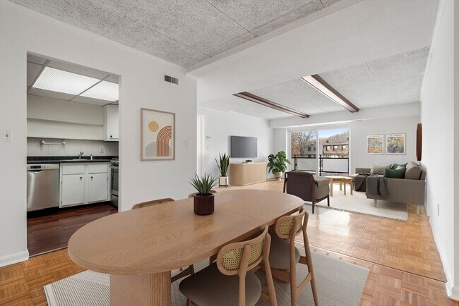 57 Broadlawn Park, Unit 1A in Chestnut Hill, MA - Building Photo - Building Photo