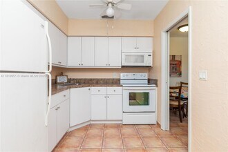 1050 Atlantic Shores Blvd in Hallandale Beach, FL - Building Photo - Building Photo