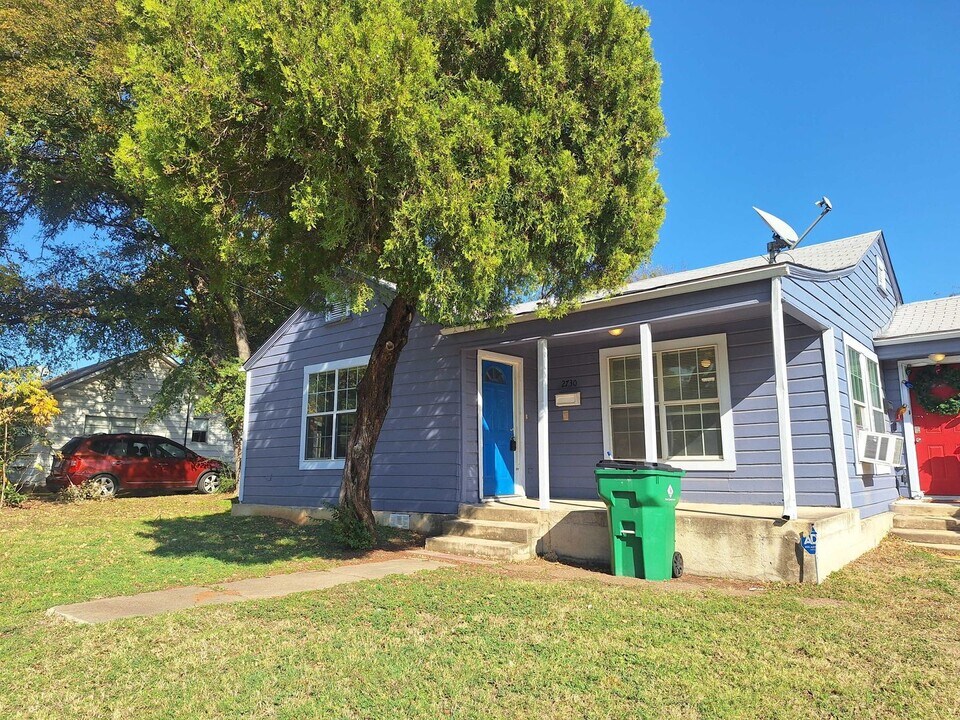 2730 Carson St in Haltom City, TX - Foto de edificio