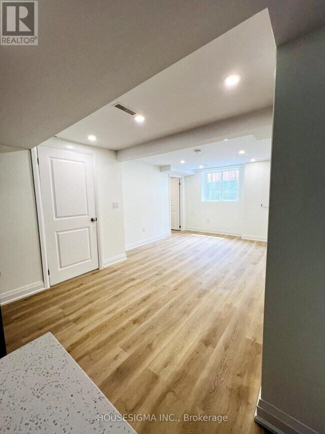 120 Dorchester Blvd in St Catharines, ON - Building Photo - Building Photo