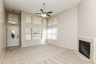 910 Galaxy Dr in Arlington, TX - Foto de edificio - Building Photo