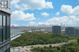 2001-2010 INN ON THE PARK Dr in North York, ON - Building Photo - Building Photo