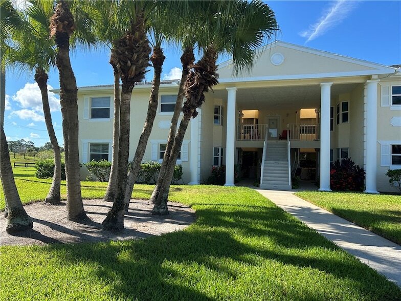 451 Grove Isle Cir, Unit 451 in Vero Beach, FL - Building Photo
