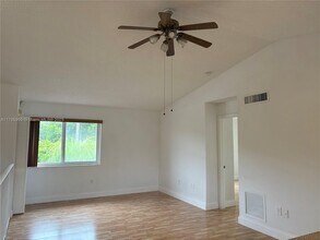 8039 Lake Dr in Doral, FL - Building Photo - Building Photo