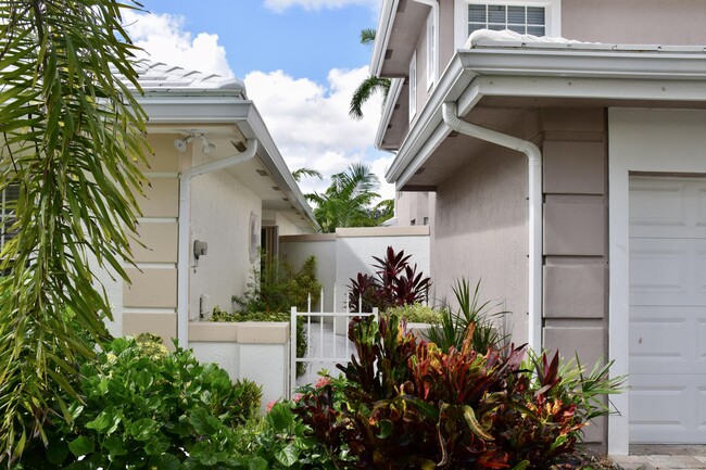 210 Canterbury Dr W in Palm Beach Gardens, FL - Building Photo - Building Photo