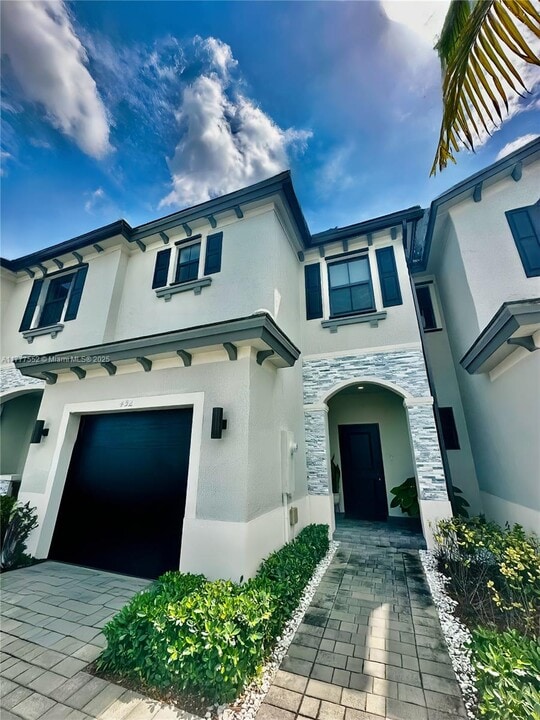452 NW 203rd Terrace in Miami, FL - Building Photo