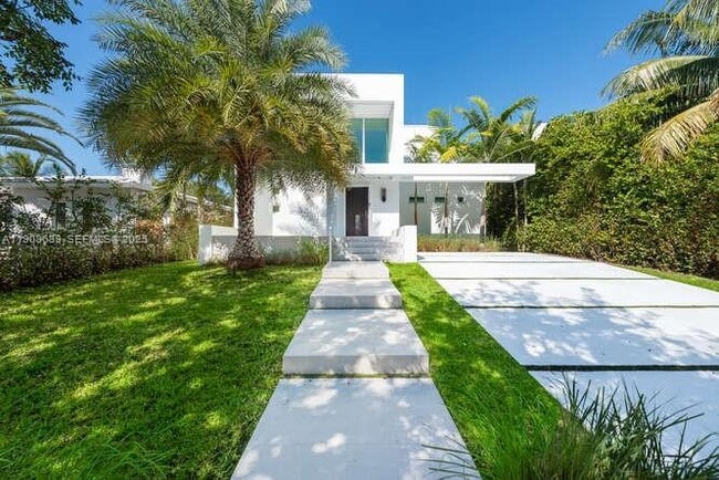 property at 1325 Bay Dr