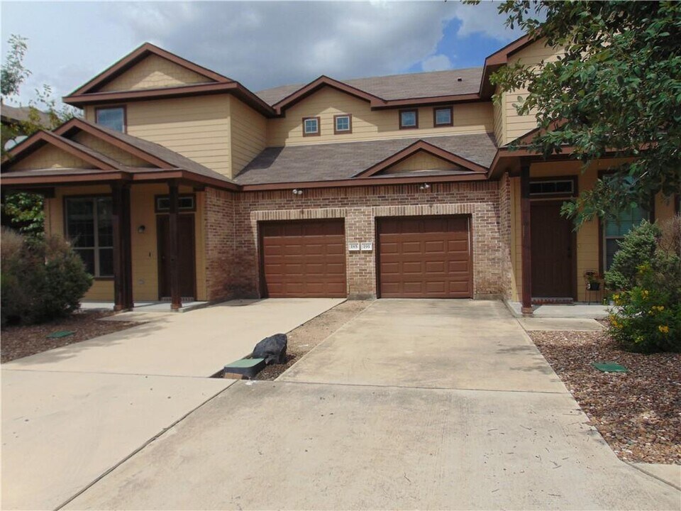 185 Creekside Villa Dr in Kyle, TX - Building Photo