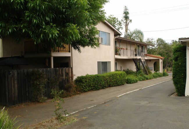 516 W Junipero St in Santa Barbara, CA - Building Photo - Building Photo