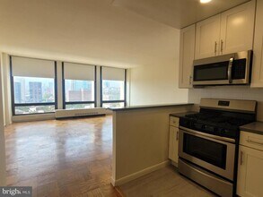 210 Locust St in Philadelphia, PA - Foto de edificio - Building Photo