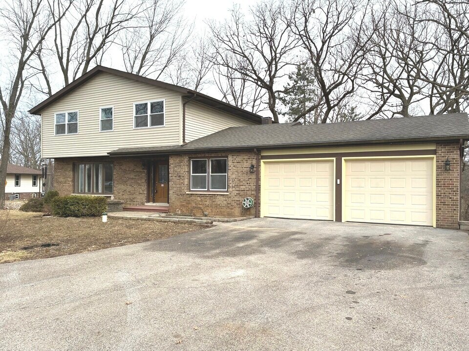 127 Hickory Rd in Oakwood Hills, IL - Building Photo