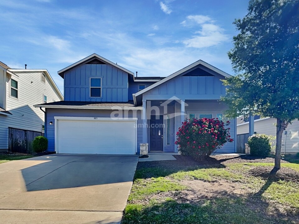 8013 Turnberry Ln in Austin, TX - Building Photo