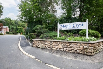 Maple Crest Apartments at Port Jefferson in Port Jefferson, NY - Foto de edificio - Building Photo