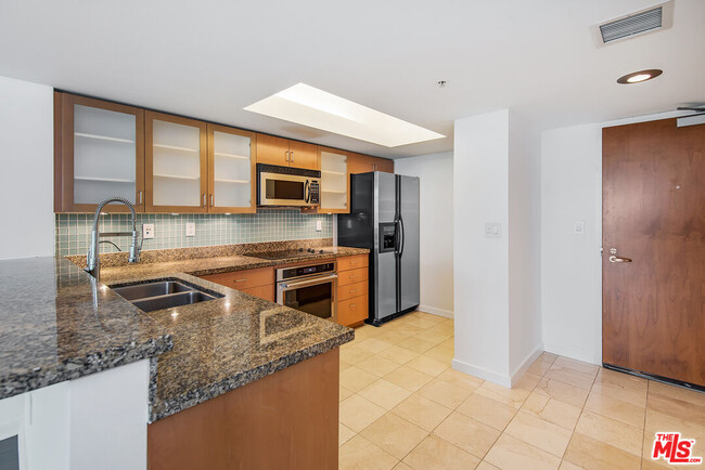 13700 Marina Pointe Dr in Los Angeles, CA - Building Photo - Building Photo