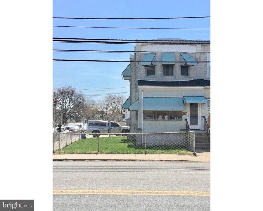 2210 MacDade Boulevard in Holmes, PA - Building Photo