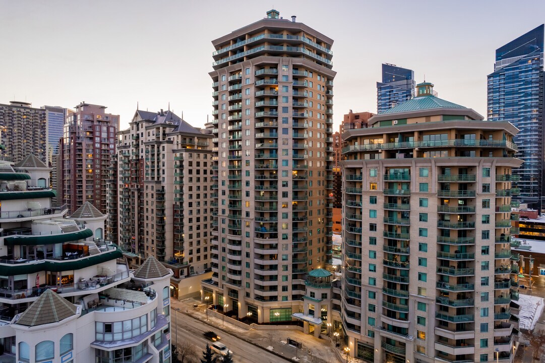 Discovery Pointe in Calgary, AB - Building Photo