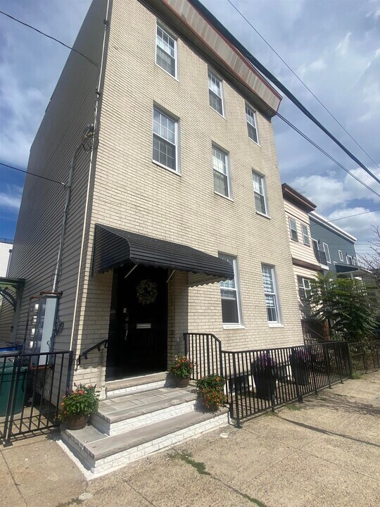 70 Poplar St in Jersey City, NJ - Building Photo