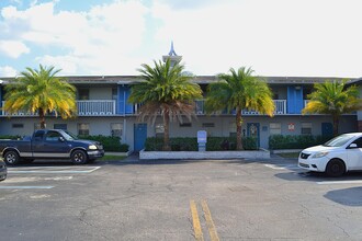 491 NW 42nd Ave in Plantation, FL - Foto de edificio - Building Photo