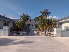 715 SE 47th St in Cape Coral, FL - Building Photo