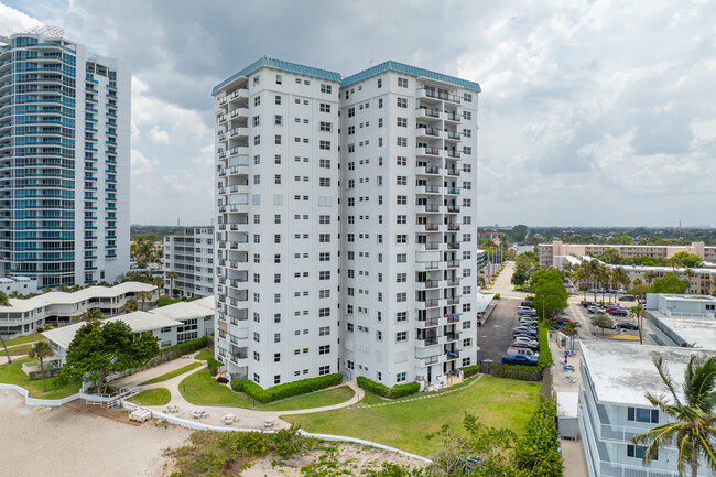 Leisure Towers in Pompano Beach, FL - Building Photo - Primary Photo