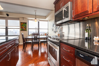 655 W Irving Park Rd, Unit 3103 in Chicago, IL - Foto de edificio - Building Photo