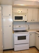 1460 NE 169th St in North Miami Beach, FL - Building Photo - Building Photo