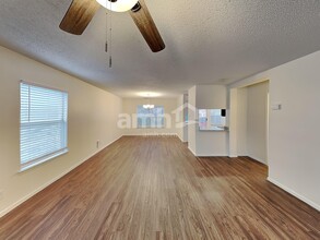 2407 Canyon Rim in San Antonio, TX - Building Photo - Building Photo