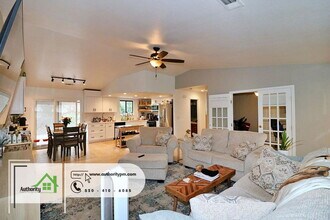 705 Country Oak Dr in Redding, CA - Building Photo - Building Photo