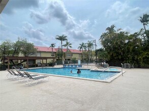 18310 NW 68th Ave, Unit D in Hialeah, FL - Building Photo - Building Photo