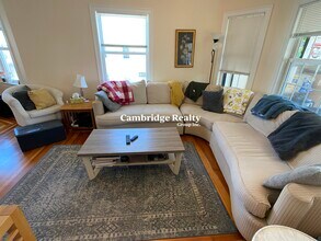 107 Yale St, Unit A in Medford, MA - Building Photo - Building Photo