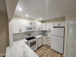 129 Amberly Dr in Englishtown, NJ - Building Photo - Building Photo