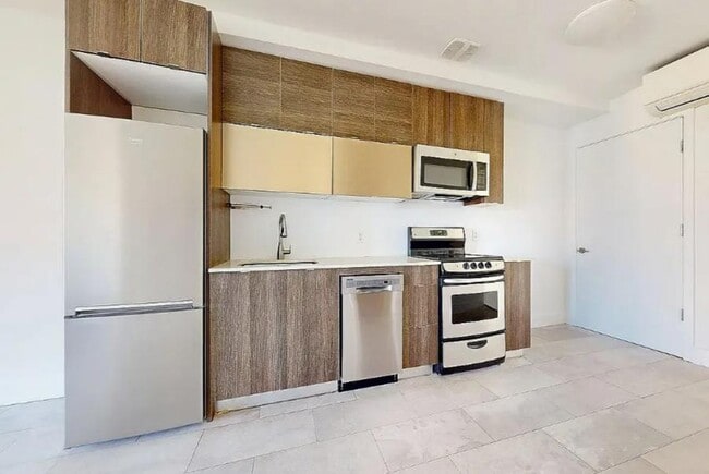 West 122nd Street in New York, NY - Building Photo - Building Photo