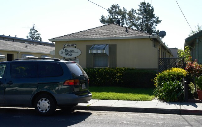 151 Oak Ave in Redwood City, CA - Foto de edificio - Building Photo