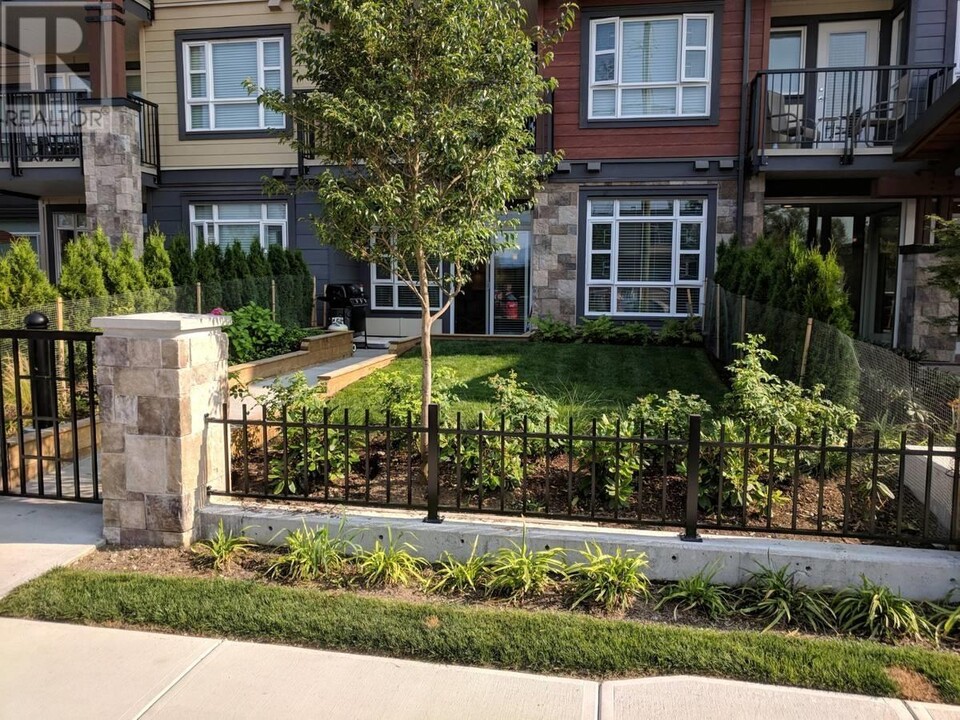 22562-121 121 Ave in Maple Ridge, BC - Building Photo