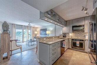 1831 NE 38th St in Fort Lauderdale, FL - Foto de edificio - Building Photo