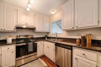 Harbor Oaks Apartments in Sacramento, CA - Building Photo - Building Photo
