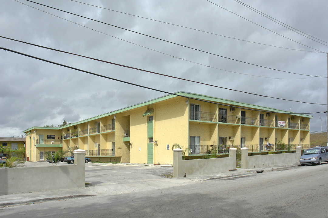 Airport Lake in Miami, FL - Building Photo