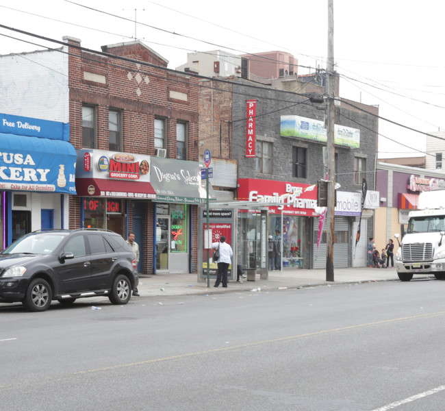 1826 White Plains Rd in Bronx, NY - Foto de edificio - Building Photo