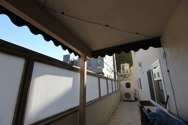 1143 6th St, Unit 104 in Santa Monica, CA - Foto de edificio - Building Photo