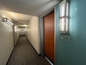 533 NE Holladay St in Portland, OR - Building Photo - Building Photo