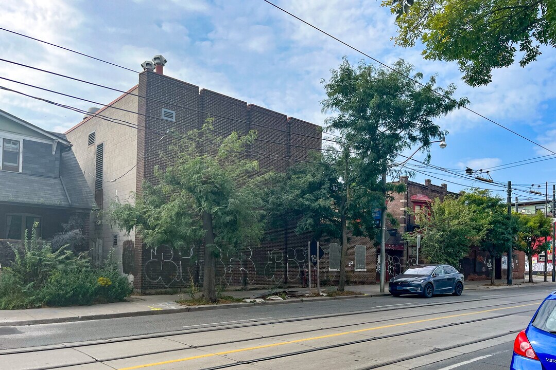 1233 Queen Street East in Toronto, ON - Building Photo