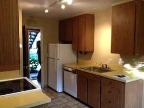 9500 Center St-Unit -#38 in Carmel, CA - Building Photo - Building Photo