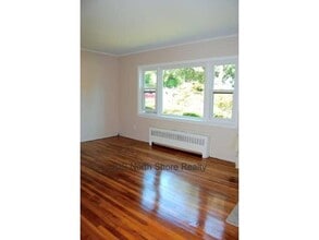 10 E Leech Cir in Glen Cove, NY - Building Photo - Building Photo