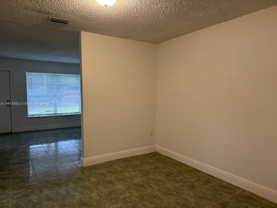2433 NW 179th St in Miami Gardens, FL - Building Photo
