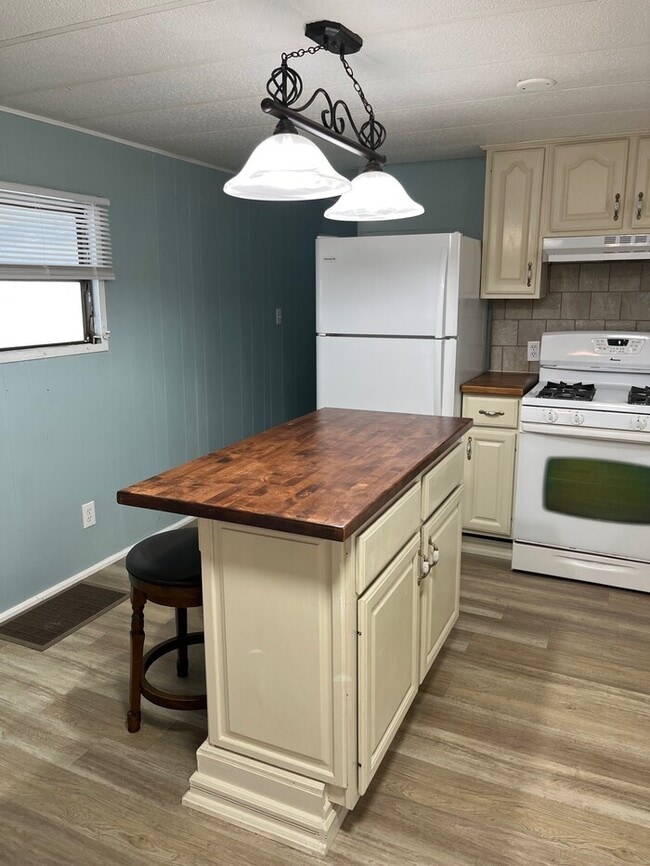 8376 Russell Ln in Cleveland, OH - Building Photo - Building Photo